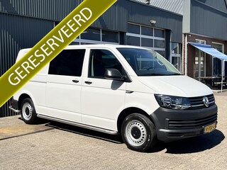 Volkswagen Transporter 2.0 TDI L2H1 DC Btw en Bpm vrij!! Automaat Dubbele schuifdeur Airco Cruise controle Telefoonverbinding Trekhaak 2500kg trekgewicht 5-Persoons Euro 6 DC 1e eigenaar Ex overheid Dealer onderhouden