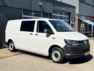 Volkswagen Transporter 2.0 TDI L2H1 DC Btw en Bpm vrij!! Automaat Dubbele schuifdeur Airco Cruise controle Telefoonverbinding Trekhaak 2500kg trekgewicht 5-Persoons Euro 6 DC 1e eigenaar Ex overheid Dealer onderhouden