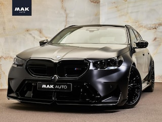 BMW 5-serie Touring V8 M Hybrid, Akrapovič, M Performance, M Drivers Package, Ultimate Package, ceramic, B&W, 21", pano, tr.haak, stl.ventilatie, memory, carbon