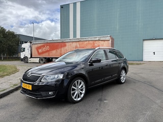 Skoda Octavia Combi 1.4 TSI Greentech Elegance Businessline DSG 141 PK. Mooie en als nieuw rijdende auto !!! Bij 220.000 KM bakrevisie en ketting gehad !!