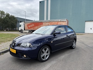 Seat Ibiza 1.6-16V Sportstyle 105 PK. Unieke auto met slechts 48.000 KM !!! Eerste eigenaar !!