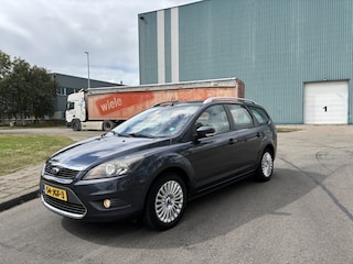 Ford Focus Wagon 1.8-16V Titanium 126 PK. Goed rijdende inruilauto met nieuwe APK !!! Motor heeft ketting dus vrij van onderhoud !!
