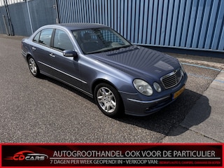 Mercedes-Benz E-klasse 270 CDI Avantgarde Leder, Navi, Memory stoelen, Parkeersensoren, Clima Bij de verkoop van gebruikte voertuigen door CD-Cars wordt geen standaard garantie verstrekt. De koper aanvaardt het voertuig in de staat waarin het zich bevindt op het moment van aankoop, Vo