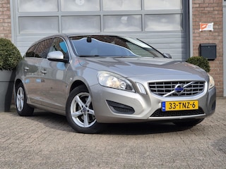 Volvo V60 1.6 T4 Momentum Automaat. Netjes onderhouden.