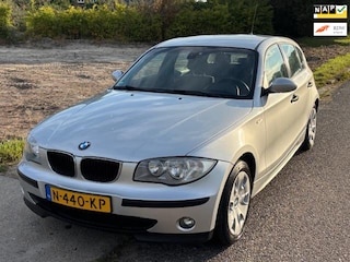 BMW 118i 5-Drs Airco Electric pakket Audio/CD ABS ESP Getint glas Colorpakket Dealeronderhoud Loopt op 3 cilinders!