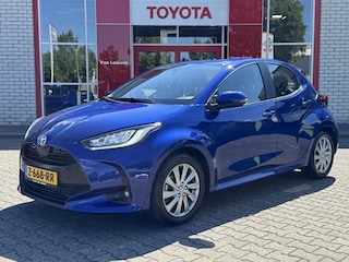 Toyota Yaris 1.5 HYBRID DYNAMIC STOEL/STUURVERW LED KEYLESS PARK-CAMERA APPLE/ANDROID 16" LM-VELGEN PARK-SENSOREN