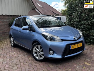 Toyota Yaris 1.5 Hybrid Dynamic RIJKlaar | Full Option | NAP | Panoramadak | Navi | Camera | Trekhaak | 16" LM Velgen | Cruise