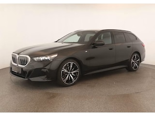 BMW 5-serie Touring 520dA M-SPORT ** LED, NAVi+, HuD, PANORAMA, 20-inch LMV, DRIV. ASS+ ** 1e EIG - Ex BMW AG - UNFALLFREI ** ** INFORMEER OOK NAAR ONZE AANTREKKELIJKE FINANCIAL-LEASE TARIEVEN **