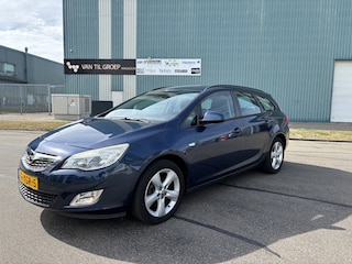 Opel Astra Sports Tourer 1.4i Turbo Edition 6-Bak 120PK. Heerlijk rijdende en goed onderhouden auto van de derde eigenaar !!!