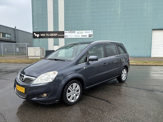 Opel Zafira 1.6-16V Cosmo 116 PK. Mooie en goed onderhouden auto van de tweede eigenaar !!! Auto rijdt ook helemaal nieuw !!