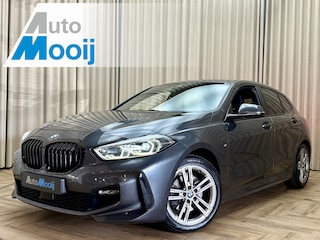 BMW 118i *M-Sport* Dealer Onderhouden / Eerste Eigenaar / Carplay / Digital Cockpit / 1/2 Leder / LED / Navigatie / Cruise / 17'' LMV