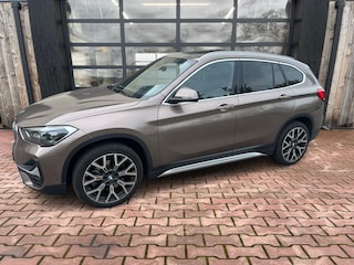 BMW X1 sDrive20i 192PK VDL Nedcar Edition | Pano | Trekhaak | LED | M Sport | Stoelverwarming | Leder | HUD | Elek. achterklep | Camera |