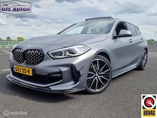 BMW 120i M-Sport - PANO - KUIPSTOELEN - KRISTAL POOK - FABRIEKSGARANTIE - SPOILER -