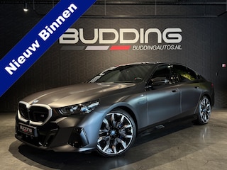 BMW i5 M60 xDrive 84 kWh | Orig NL | Nw prijs €136500,- | Trekhaak | Pano | Driving Assist Pro