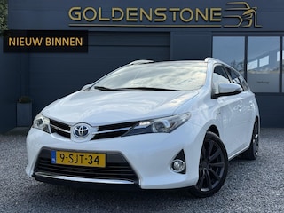 Toyota Auris Touring Sports 1.8 Hybrid Lease 1e Eigenaar,Dealer Onderhouden,Pano,Navi,Trekhaak,Clima,Cruise,Lm velgen,136pk,N.A.P,Apk tot 06-2026