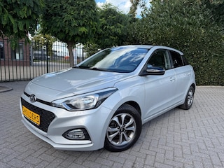 Hyundai i20 1.2 (4 cil.), Apple CarPlay, AIRCO, Cruise Control, Achteruitrijcamera, DAB, Parkeersensoren, Stuur- & Stoelverwarming