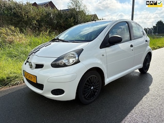 Toyota Aygo 1.0-12V Now 5 deurs De auto is goed onderhouden en beschikt over diverse opties