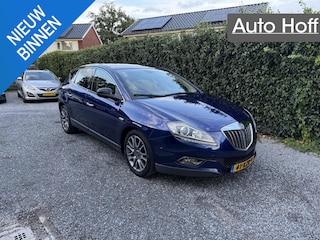 Lancia Delta 1.4-16V Turbo Oro | Navi | Autom. Airco | Cruise Control | PDC | Park Assist | Privacy Glass | 17" LMV | Nieuwe APK