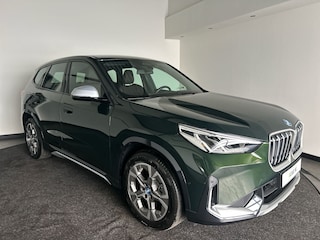 BMW iX1 xDrive30 Launch Edition 67 kWh Lederen Bekleding | Head-Up Display | Apple Carplay / Android Auto Sanremo Green! xLine