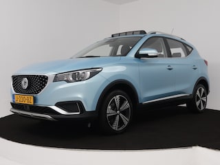 MG ZS EV Luxury 45 kWh | Leder | Panoramadak | Trekhaak | Camera | Nederlandse Auto | NAP |