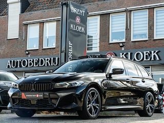 BMW 3-serie Touring 330e M-Sport PANO HUD HARMAN KARDON ELEK STOEL MET MEMORY CAMERA BOMVOL!!
