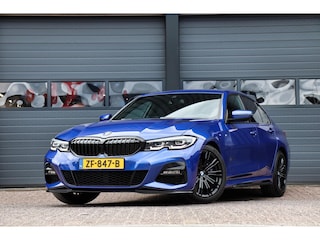 BMW 330i M-Performance M-Pakket /LED/LEDER/HUD/CARBON/CARPLAY/CAMERA/SFEERVERL./STOELVERW.!