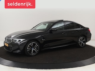 BMW 320e M Sport | Schuifdak | Trekhaak | Leder/Alcantara | Camera | Stoel & stuurverwarming | Carplay | Sfeerverlichting | Sportstoelen | Adaptief LED | Navigatie | Park Assist | Widescreen Display | PHEV | Plug In