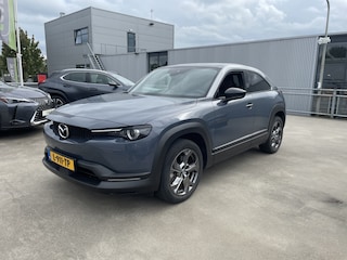 Mazda MX-30 e-SkyActiv 145 First Edition 36 kWh | Achteruitrijcamera | Adaptieve cruise control | Head-up Display | Verwarmde voorstoelen | Meer foto's volgen!