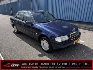 Mercedes-Benz C-klasse 180 Classic Schuifdak, Radio, Trekhaak, Auto loopt warm is voor de export!!! Bij de verkoop van gebruikte voertuigen door CD-Cars wordt geen standaard garantie verstrekt. De koper aanvaardt het voertuig in de staat waarin het zich bevindt op het moment van aankoop, Vo