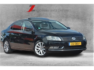 Volkswagen Passat 2.0 TDI Highline BlueMotion Nette passat eigenaar sinds 2012 onderhoudshistorie compleet waterpomp en riem vv bij 186000km met oa leer alcantara bekleding schuif kantel dak cv ecc audio origineel rijdt super!!