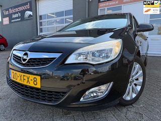 Opel Astra 1.4 Turbo Anniversary Edition van 2de Eigenaar in 5 drs met parkeersensoren en navigatie en bluetooth telefoon en airco