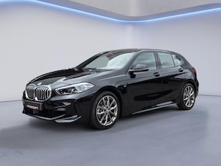 BMW 120i M Sport /Apple Carplay/Stuur-Stoelverw./Camera/Parkeersens. Rondom/Elektr. Klep/DAB+/Grootlichtass./(MET GARANTIE*)