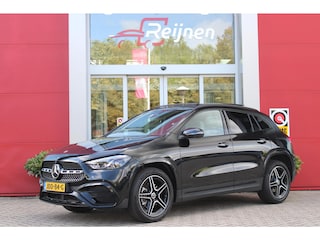 Mercedes-Benz GLA 250 e AMG LINE "NIEUW MODEL!" | PANORAMISCH SCHUIF/KANTEL DAK | ELEKTRISCH BEDIENBARE VOORSTOELEN MET GEHEUGENFUNCTIE EN "ZITKINEMATICA" | DRAADLOZE APPLE CARPLAY/ANDROID AUTO | NIGHT PAKKET: DAKRELING ZWART, ZIJRUITEN EN ACHTERRUITEN ZWART, LICHTMETALEN VELGEN 19" ZWART | HEAD UP DISPLAY | REALITY-NAVIGATIE  | 360° CAMERA | MULTI BEAM LED KOPLAMPEN | DODEHOEK DETECTIE | ADAPTIVE CRUISE CONTROL | KEYLESS GO | SFEER VERLICHTING | ELEKTRISCH BEDIENBARE ACHTERKLEP | DRAADLOZE TELEFOONLADER |