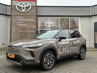 Toyota Corolla Cross HYBRID 180 EXECUTIVE NIEUW MODEL! PARKSENSOREN ANDROID/APPLE STOEL/STUURVERW. DODEHOEK 360° CAMERA LEDER P-SENSOREN JBL-AUDIO BLIND-SPOT EL-KLEP