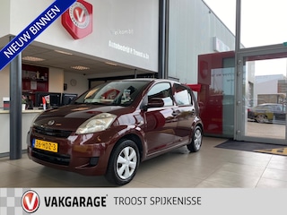 Daihatsu Sirion 2 1.3-16V Comfort uitvoering/5-Deurs/5-Zits/Elektrisch Pakket/Stuurbekrachting/Trekhaak/Centrale Deurvergrendeling op Afstand/Ipod Aansluiting/NL Auto/2e Eigenaar