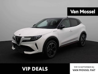 Alfa Romeo Junior 1.2 Turbo Hybrid Ibrida Speciale | Navigatie | Parkeersensoren | Camera | Apple Carplay/Android Auto | Electrisch Schuifdak | VIP Event Voordeel Korting € 3.000,- |