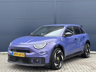 Abarth 600 600 54 kWh 280pk Scorpionissima | Navigatie | Sabelt stoelen | 20 inch velgen | Aero spoiler
