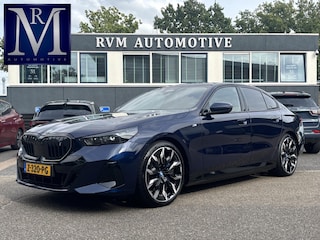 BMW i5 eDrive40 84 kWh M SPORT VAN: 63.900,- VOOR: 58.877,- UW HERFSTVOORDEEL: 5.023,- | MEGA VOL | ORIG. NL | BTW VERREKENBAAR | t/m 05-2027 FABRIEKSGARANTIE