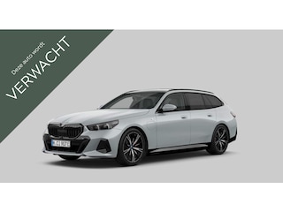 BMW 5-serie Touring 530e xDrive M Sportpakket Pro | Panoramadak | Driving Assistant Professional | Trekhaak | Harman&Kardon | Parking Assistant Plus | Head-Up Display | Elektrische Stoelen | Stoelventilatie |