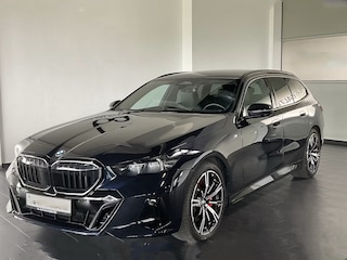 BMW 5-serie Touring 540d xDrive M-SPORT Pro ** LED, PANORAMA, LEDER, 20-inch LMV, ICONIC GLOW, TREKH ** Ex BMW - € 27.800 onder NP ** ** INFORMEER OOK NAAR ONZE AANTREKKELIJKE FINANCIAL-LEASE TARIEVEN **