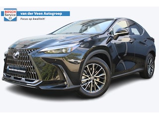 Lexus NX 450h+ AWD Luxury Line | Afneembare trekhaak | Stoel/stuur verwarming | Elektrisch verstelbare stoelen | Achteruitrijcamera | Adaptive cruise controle | Lane assist | Elektrische kofferbakklep | Elektrisch verstelbaar stuurwiel | Navigatie | Apple CarPlay/Android Auto | Keyless entry/start | Parkeersensoren V+A | Virtual cockpit | Dodehoekdetectie |