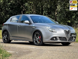 Alfa Romeo Giulietta 1.7 TBi Quadrifoglio Verde | Matt grijs | Bose | Leder / alcantara | Navi | Clima | Cruise | Stoelverw. |