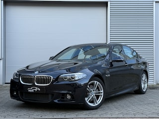 BMW 520i M Sport Edition High Executive | M Sport | Origineel NL | Navi | Trekhaak | Carbon schwarz