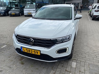 Volkswagen T-Roc Style 1.5 TSI 150 pk 7-DSG | Trekhaak | A-uitrijcamera | Climatronic |