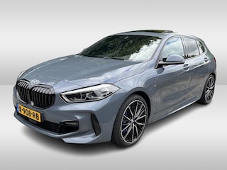 BMW 118i High Exe. M Sport / Panoramadak / Camera / Lederen Kuipstoelen / 19'' / Getint glas / DAB / Stoelverwarming / Cruise Control