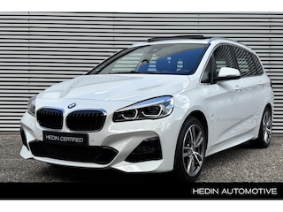 BMW 2-serie Tourer 218i 7p. Business Edition Plus M-Sport / Nederlandse Auto / Elektrisch Glazen Panorama-Dak / Parkeercamera / Afneembare Trekhaak / Head-Up Display / Stoelverwarming / DAB / Lederen Bekleding / Keyless Start & Entry