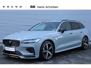 Volvo V60 2.0 T6 Plug-in Hybrid AWD Plus Dark | Heico Sportiv Bodykit inclusief Actief Vierpijps Sportuitlaatsysteem met Klepbediening | Diffusor | Voorspoiler | Zijskirts | Spoorverbreders | 19 Inch Lichtmetalen Velgen | Lederen Bekleding | Panoramadak | Getint Glas | Elektrisch Verstelbare Voorstoelen Met Geheugen | High Performance Audiosysteem | Google Services |