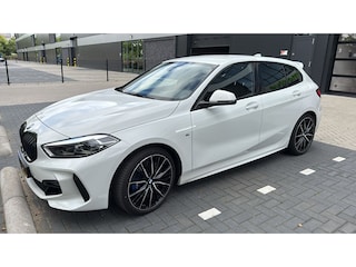 BMW 118i 141 pk Executive Edition M-Sportpakket / NL-Auto/ Sport-Stoelen/ Camera/ LED-Koplamp/ Shadow-Line/ Cruise-Controle/ 19'''LMV