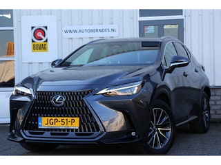 Lexus NX 350h*Fabrieksg.t/m06-2032!*1ste Eig.*Perfect Lexus Onderh.*BTW*ACC/360Camera/Stoelverw./Stuurwielverw./Leder/Dodehoek/Apple Carplay-Android/Keyless Entry+Go/Parkeersens.V+A/18 inch LM*