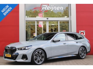 BMW 5-serie Touring 520i | M-SPORT INTERIEUR / EXTERIEUR | MULTIFUNCTIONELE SPORTSTOELEN, VOLLEDIG ELEKTRISCH MET GEHEUGEN | VOORSTOELEN VERWARMD / GEVENTILEERD | ACHTERBANK VERWARMD | HALF LEDER / HALF ALCANTARA BEKLEDING | GLAZEN PANORAMA DAK | HARMAN KARDON PREMIUM AUDIO | APPLE CARPLAY / ANDROID AUTO | EXTRA GETINT GLAS ACHTER | GECOMBINEERD RADAR- CAMERA SYSTEEM | NAVIGATIE |